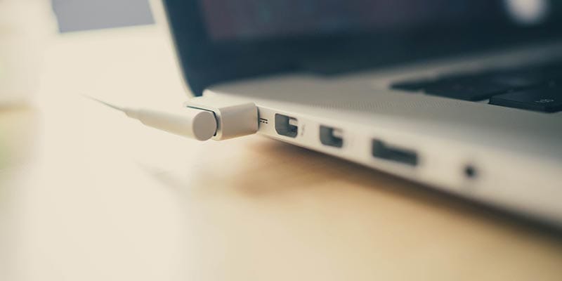 Notebook mit Netzanschluss