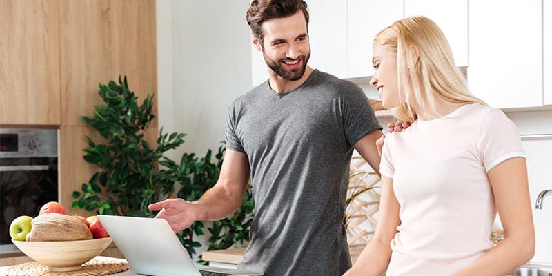 Pärchen guckt auf Laptop
